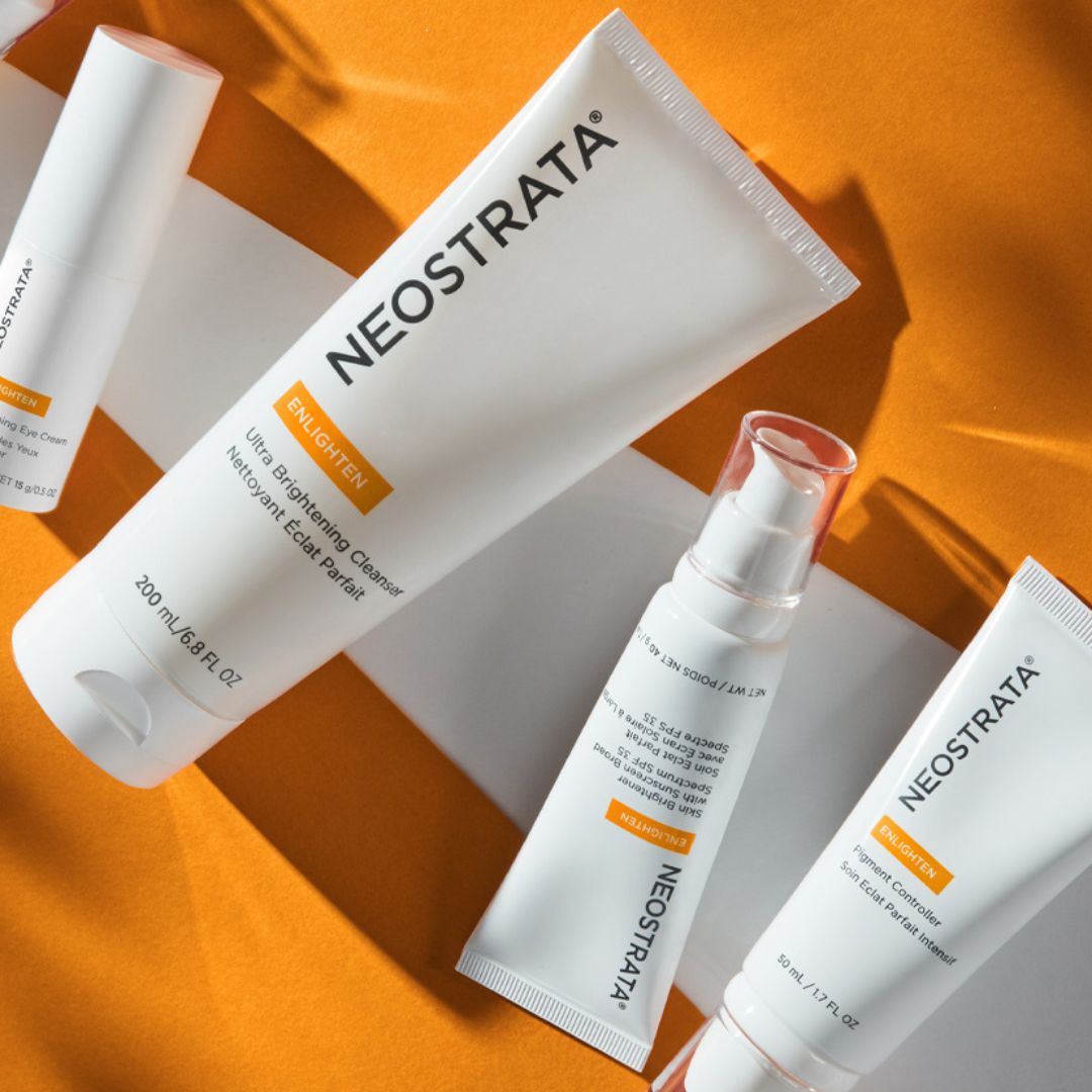 Vier NEOSTRATA-Hautpflegeprodukte, darunter eine große Tube Reinigungsmittel und drei kleinere Tuben und Flaschen, sind vor einem orange-weißen Hintergrund angeordnet.