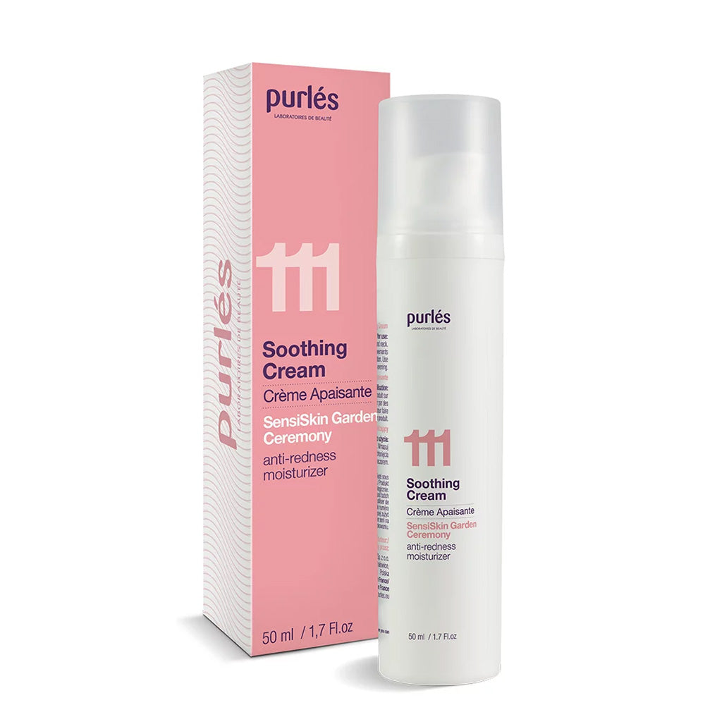 Ein 50-ml-Fläschchen von Purlés Sensi Skin Garden Ceremony 111 Soothing Cream steht neben seiner rosa-weißen Schachtel, auf der sowohl englische als auch französische Produktinformationen stehen.