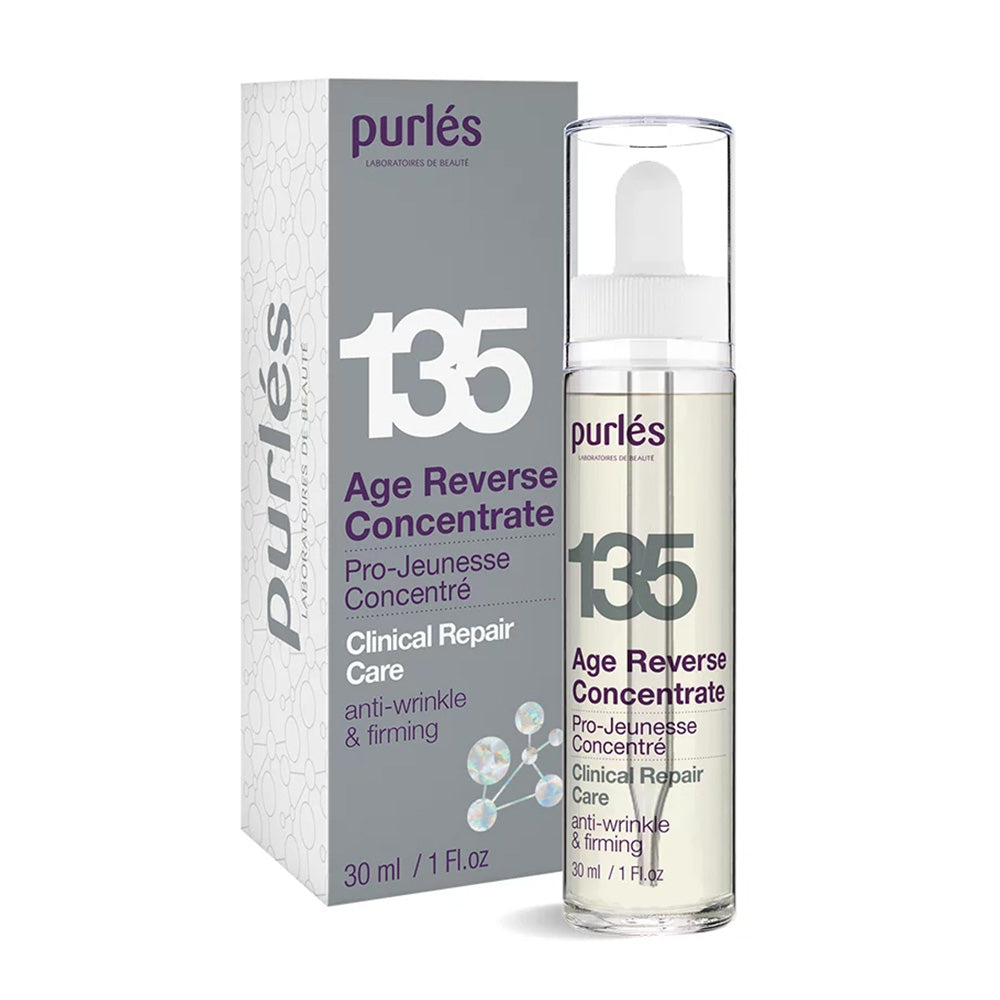 Eine 30-ml-Flasche und eine Schachtel mit Purlés Clinical Repair Care 135 Age Reverse Concentrate, einem Anti-Falten- und Straffungsprodukt von Purlés, in einer klaren Flasche mit weißer Pumpe und violettem Text.