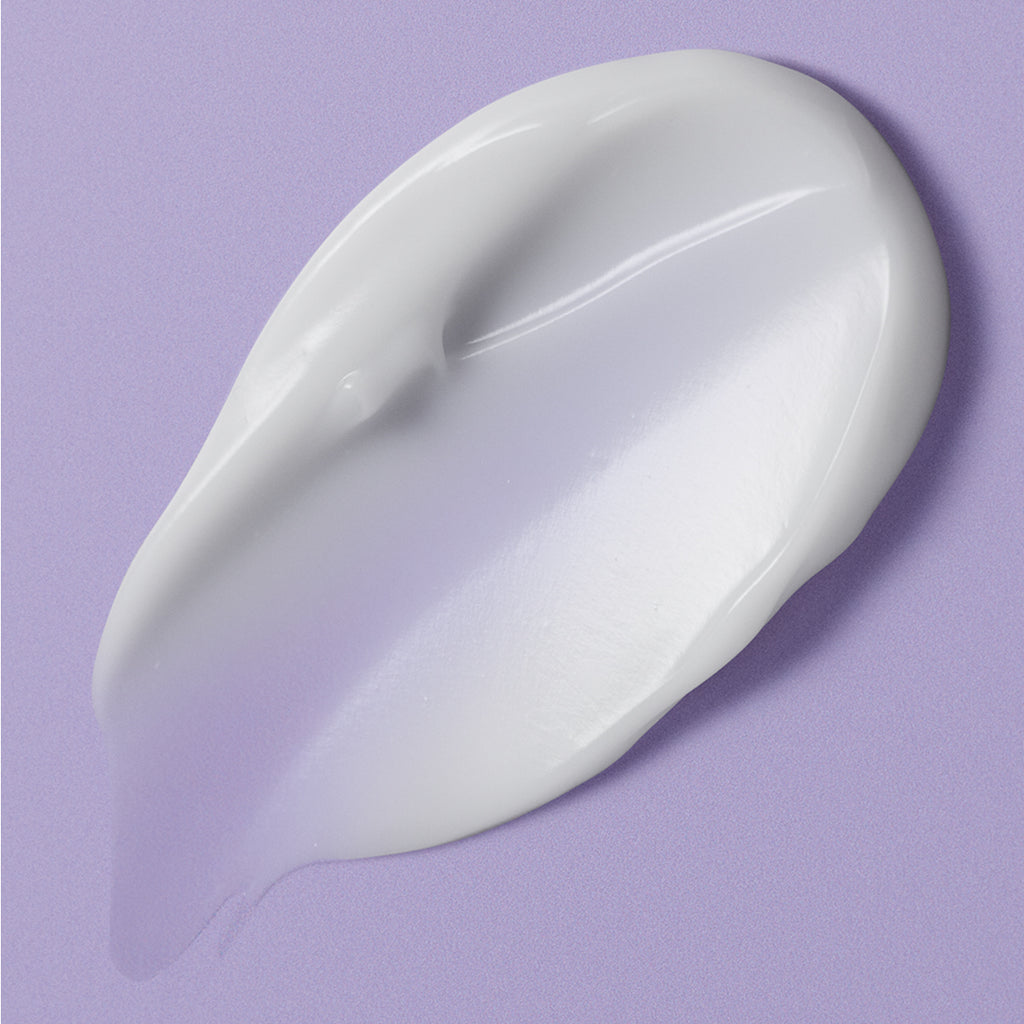 Ein Klecks des weißen „Dermalogica Stabilizing Repair Serum“ auf einer glatten, lavendelfarbenen Oberfläche, das eine glänzende Textur und weiche, ineinander übergehende Ränder aufweist – ideal für alle, die ein Serum für empfindliche Haut suchen, um die Hautbarriere zu stärken.