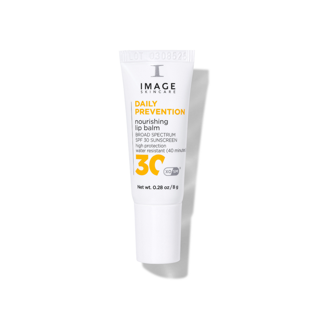 Eine weiße Tube Image Skincare DAILY PREVENTION Nourishing Lip Balm SPF30 mit orangefarbenem und schwarzem Text und einer weißen Kappe steht aufrecht auf einem weißen Hintergrund.