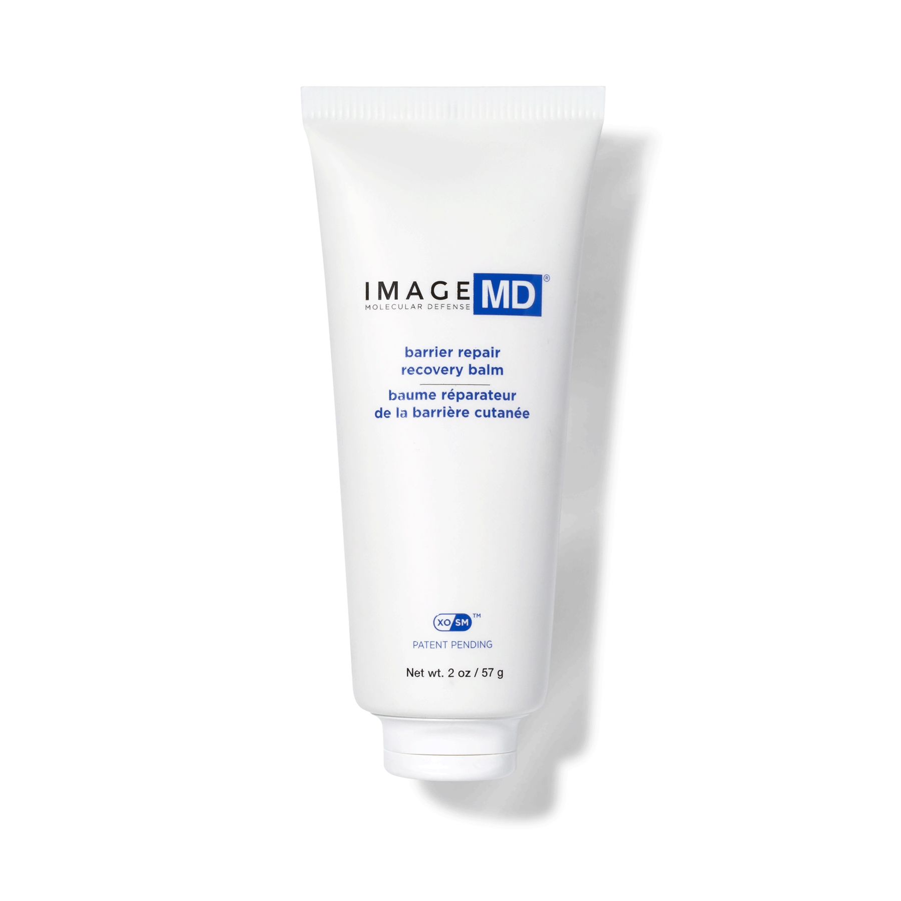 Eine weiße Tube Image Skincare - IMAGE MD barrier repair recovery balm mit blauer und schwarzer Schrift auf Englisch und Französisch steht aufrecht vor einem schlichten weißen Hintergrund.