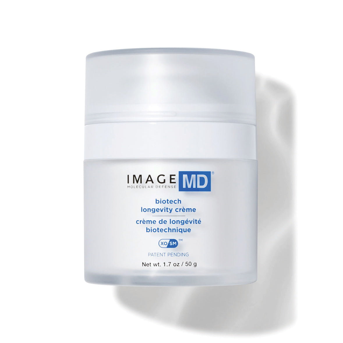 Ein weißer, gefrosteter Tiegel von Image Skincare - IMAGE MD biotech longevity crème mit blauem und grauem Text auf dem Etikett, dargestellt vor einem weißen Hintergrund mit einem weichen Schatten.