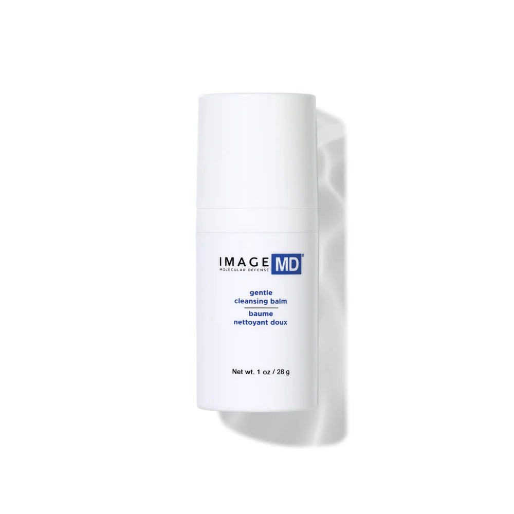 Eine weiße Flasche des Image Skincare - IMAGE MD sanften Reinigungsbalsams mit blauer und schwarzer Schrift auf dem Etikett steht aufrecht vor einem schlichten weißen Hintergrund.