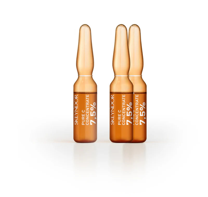 Zwei braune Glasampullen mit der Aufschrift Skeyndor POWER C+ PURE C CONCENTRATE 7.5% von Skeyndor, aufrecht stehend auf weißem Grund.