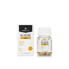 Eine Schachtel und eine Flasche HELIOCARE® 360° - Oral Kapseln von Heliocare sind nebeneinander abgebildet. Die weiße Schachtel weist gelbe und schwarze Details auf, während die transparente Flasche gelbe Kapseln enthält.