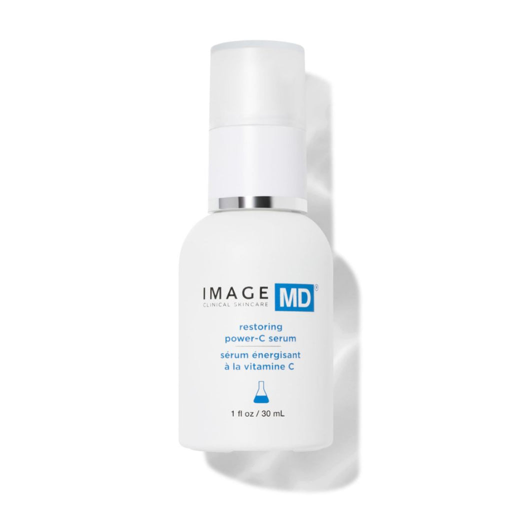 Die 30 ml (1 fl oz) weiße Pumpflasche von Image Skincare IMAGE MD Restoring Power C Serum ist mit blauer und schwarzer Schrift und einem kleinen blauen Bechersymbol versehen und enthält Vitamin C-Serum.