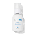Die 30 ml (1 fl oz) weiße Pumpflasche von Image Skincare IMAGE MD Restoring Power C Serum ist mit blauer und schwarzer Schrift und einem kleinen blauen Bechersymbol versehen und enthält Vitamin C-Serum.