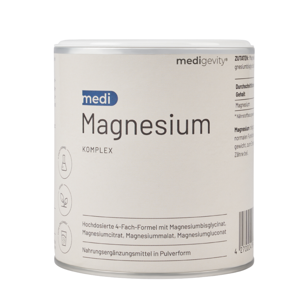 Ein minimaler weißer Kanister mit der Aufschrift medigevity - medi Magnesium Komplex zeigt schwarzen Text, kleine Symbole und deutsche Beschreibungen, die darauf hinweisen, dass es sich um ein pulverförmiges Magnesium-Nahrungsergänzungsmittel mit mehreren Formen von Magnesium handelt.
