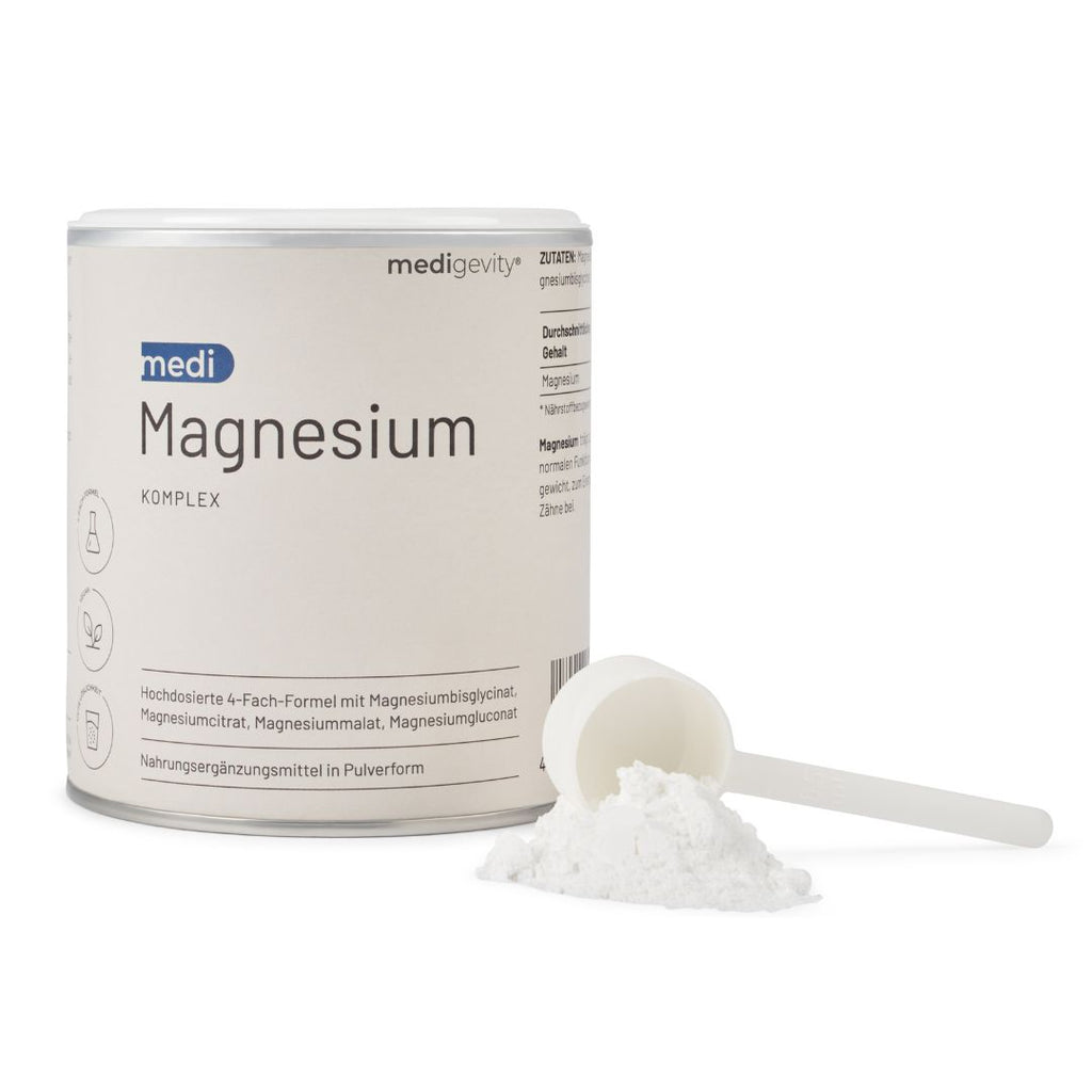 Ein Behälter von medigevity - medi Magnesium Komplex von medigevity mit deutschem Text steht neben einem weißen Kunststofflöffel, der mit weißem Pulver gefüllt ist, auf einem schlichten weißen Hintergrund.