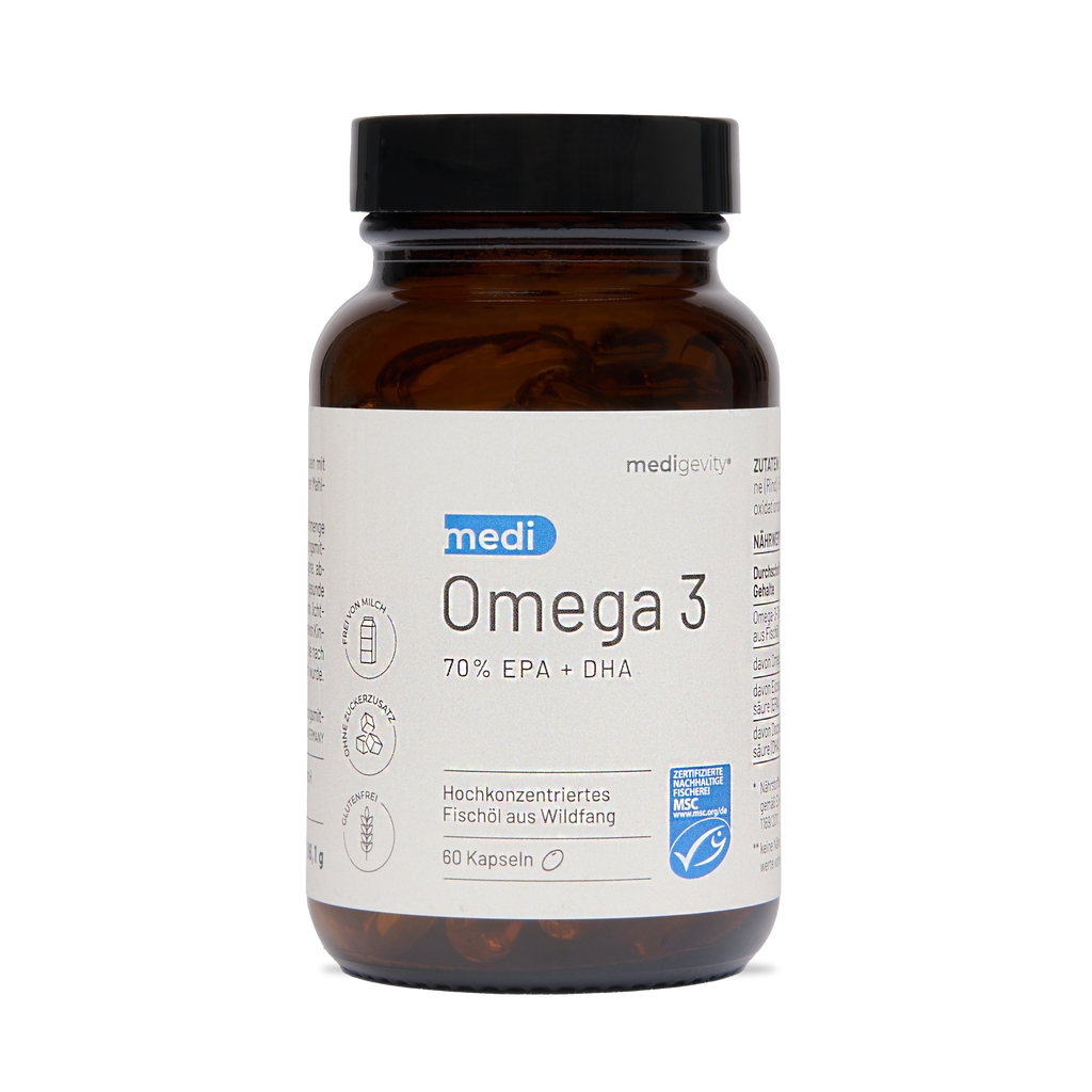 Eine braune Flasche mit weißem Etikett zeigt medi Omega 3 von medigevity, das 60 Kapseln mit hochkonzentriertem Fischöl aus Wildfängen enthält.