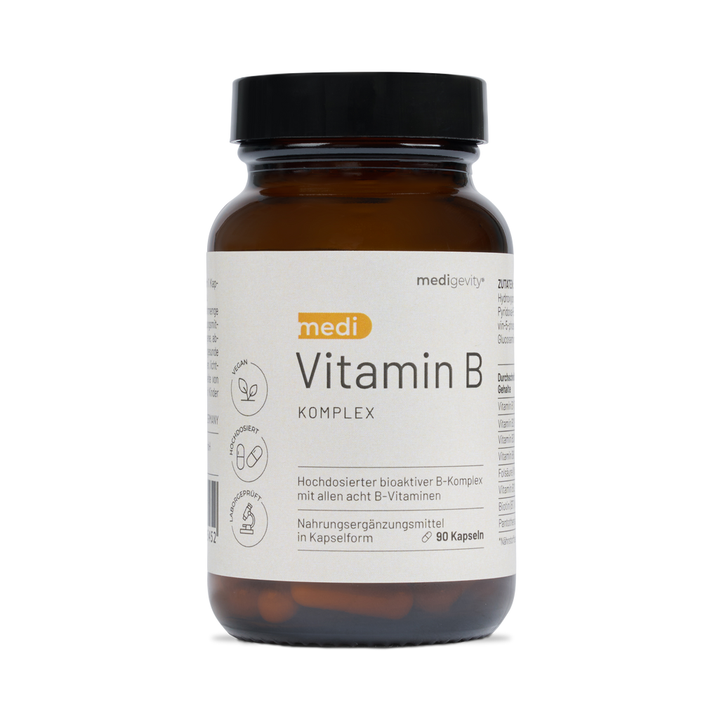 Eine braune Glasflasche mit schwarzem Verschluss und der Aufschrift "medigevity - medi Vitamin B Komplex" enthält 90 Kapseln. Das deutsche Etikett beschreibt es als ein bioaktives B-Komplex-Ergänzungsmittel mit allen acht B-Vitaminen.