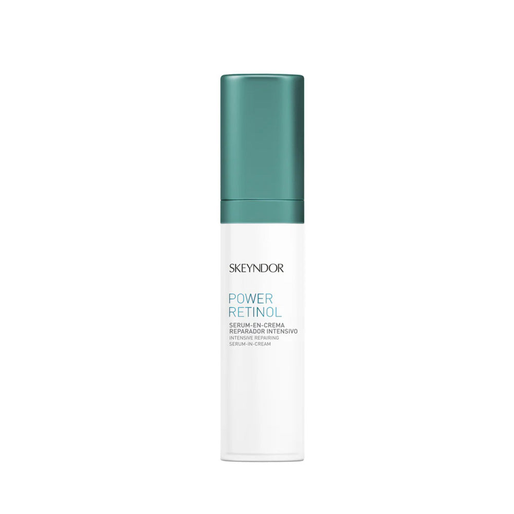 Ein weißes Fläschchen mit einer blaugrünen Kappe mit der Aufschrift "Skeyndor POWER RETINOL SERUM-IN-CREAM" steht aufrecht vor einem schlichten weißen Hintergrund.