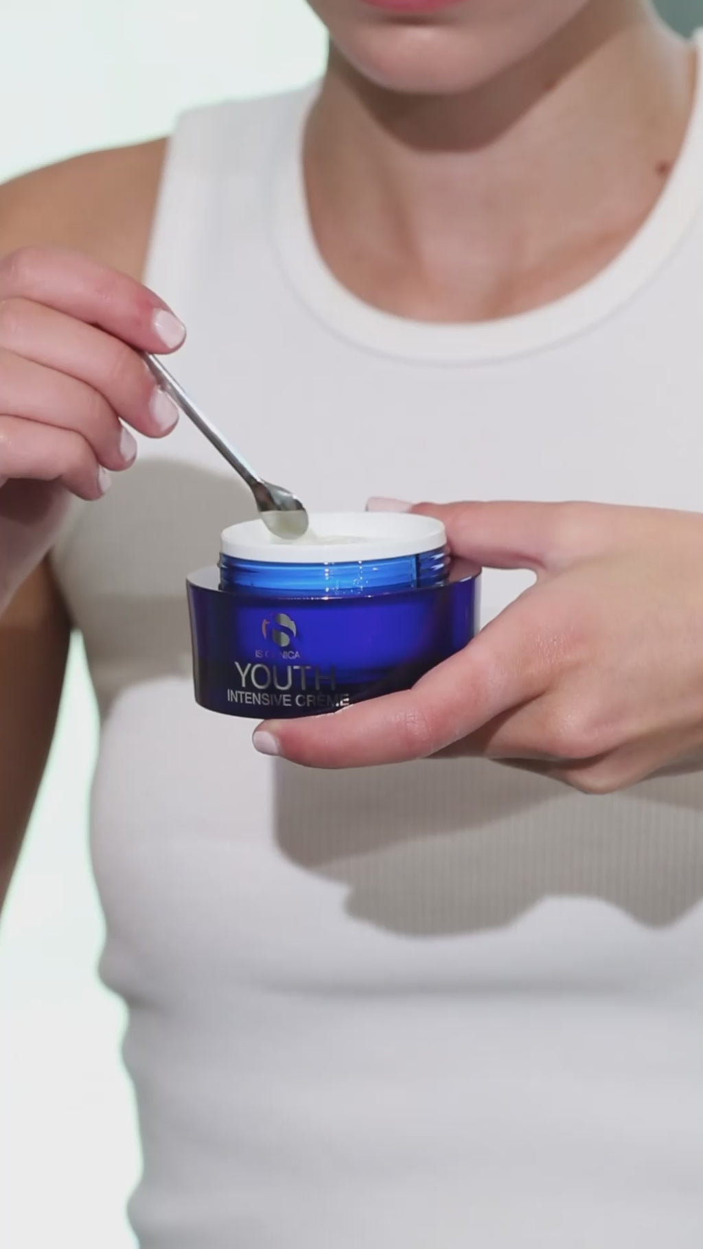iS CLINICAL Youth Intensive Creme Produktvideo