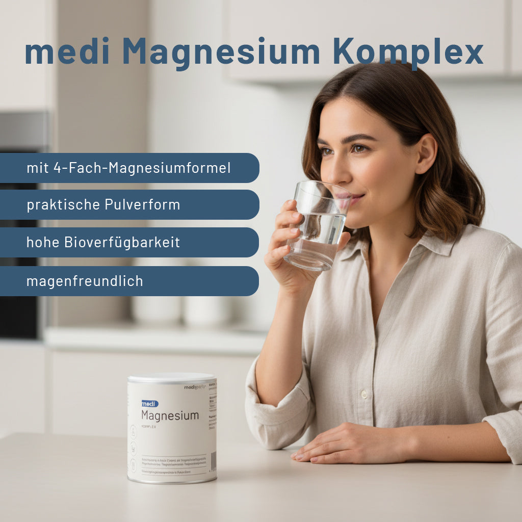 Eine Frau lächelt an einem Tisch und hält ein Glas Wasser neben einem medigevity - medi Magnesium Komplex Behälter. Text-Hervorhebungen: 4-in-1-Magnesium-Formel, Pulverform, hohe Bioverfügbarkeit, magenschonend.