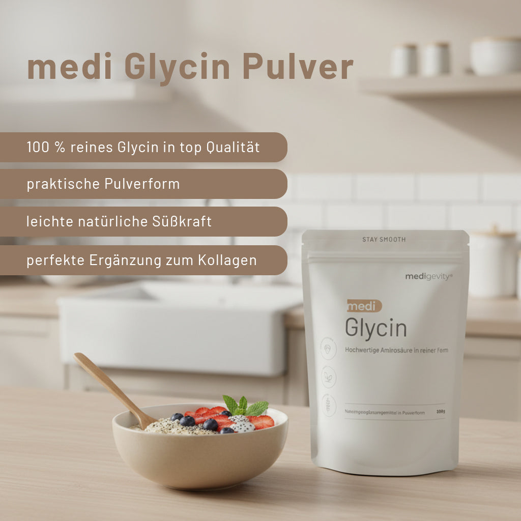 Ein Beutel mit der Aufschrift medigevity - medi Glycin Pulver liegt auf einem hellen Holztisch neben einer Schale Joghurt mit Obst und Samen. Der Text verweist auf die Qualität, den süßen Geschmack und den Nutzen als Kollagenergänzung von medigevity.