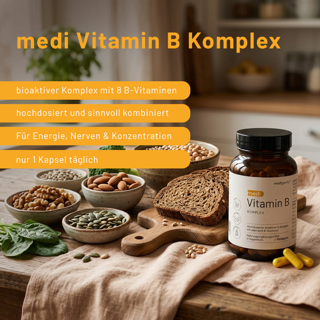 Eine Flasche medigevity - medi Vitamin B Komplex Kapseln steht auf einem Tisch mit Vollkornbrot, Bohnen, Samen und Nüssen. Ein deutscher Text beschreibt die tägliche Dosierung und den Nutzen. Die Szene wirkt warm und natürlich.