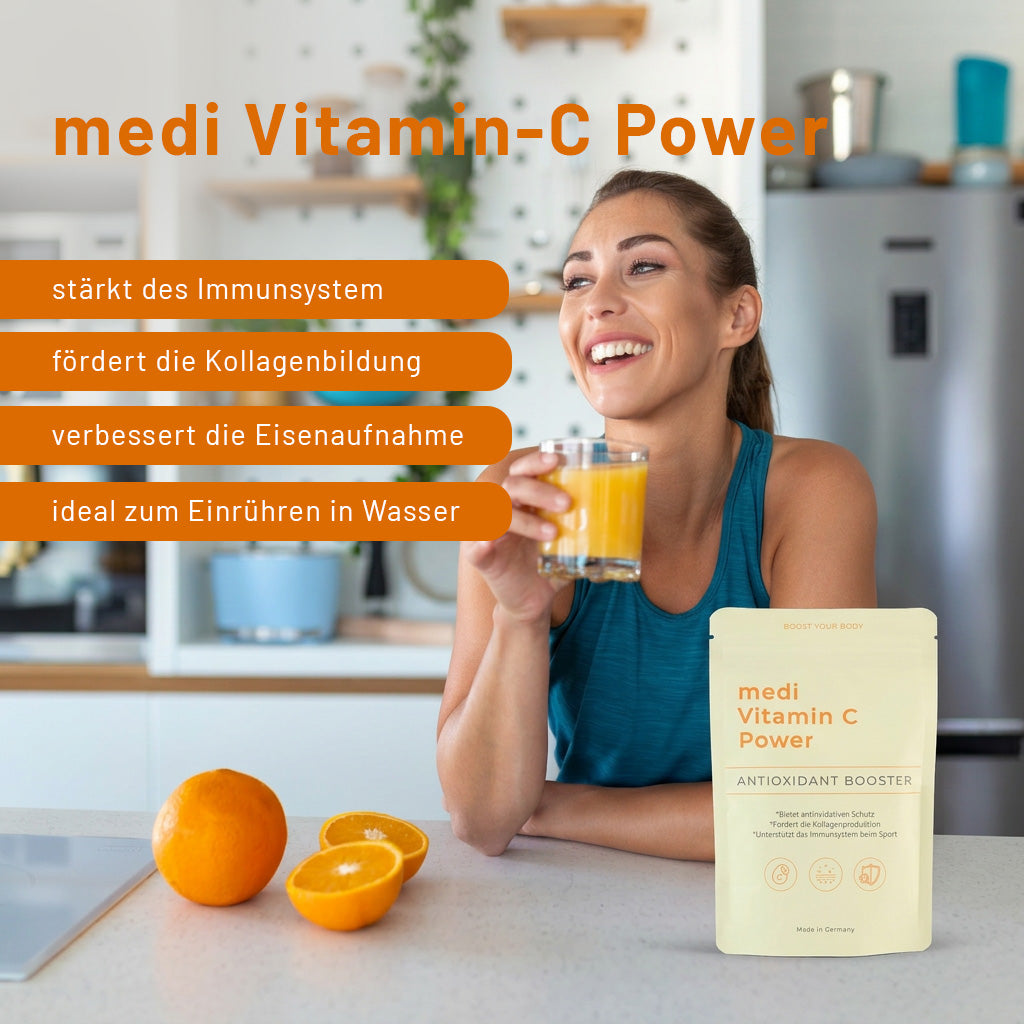 Eine lächelnde Frau in Sportkleidung sitzt an ihrem Küchentisch mit einem Glas Orangensaft neben medigevity - medi Vitamin-C Power Antioxidant Booster, das sich durch Immununterstützung, Kollagen, Eisenaufnahme und Wasserlöslichkeit auszeichnet.