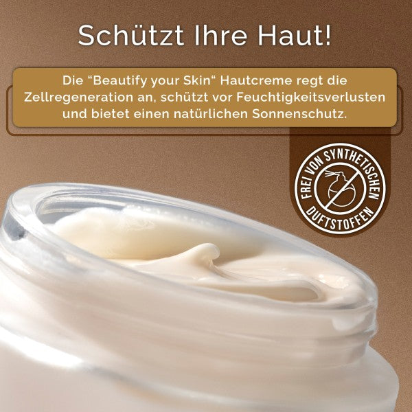 Nahaufnahme eines geöffneten Tiegels der Dr. med. Oezgoeren Kosmetik - Beautify your Skin Anti Aging Creme von No.1 Cosmetics mit deutschem Text über den Hautpflegevorteilen und einem kreisförmigen Etikett, das angibt, dass sie frei von synthetischen Duftstoffen ist, auf einem Hintergrund mit sanftem braunen Farbverlauf.