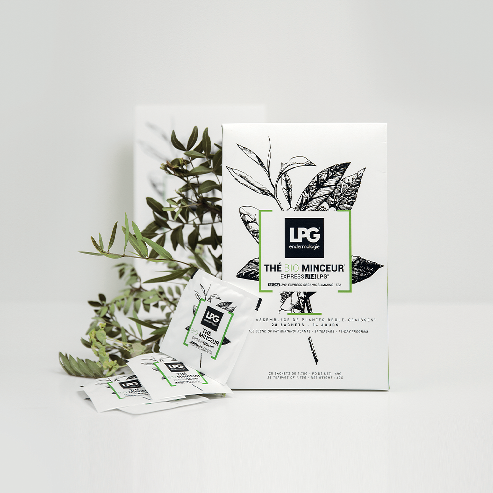 Eine Schachtel LPG - 14 Tage Express Bio Abnehmtee von LPG steht aufrecht auf einer weißen Fläche mit Teebeuteln und grünen Zweigen daneben. Die Verpackung zeigt botanische Illustrationen.